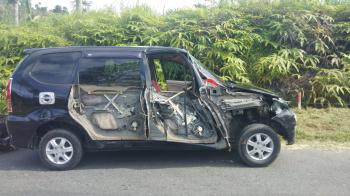 Box Vs Avanza Serempetan Di Tanjakan Peninggaman, Mobil Box Kabur